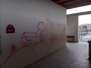 Raid vandalico al cimitero di Pesaro: tombe devastate e svastiche sui muri